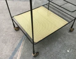 Chariot de service minimaliste en métal perforé de style milieu du siècle, années 1960