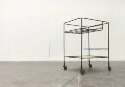 Chariot de service minimaliste en métal perforé de style milieu du siècle, années 1960