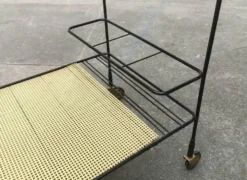 Chariot de service minimaliste en métal perforé de style milieu du siècle, années 1960