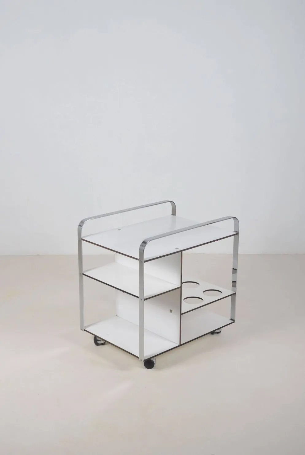 Chariot de service postmoderne italien au design épuré, années 1980