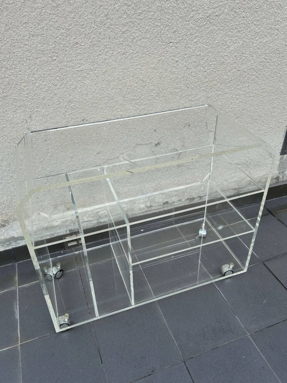 Chariot en lucite épais sur roulettes, années 1970