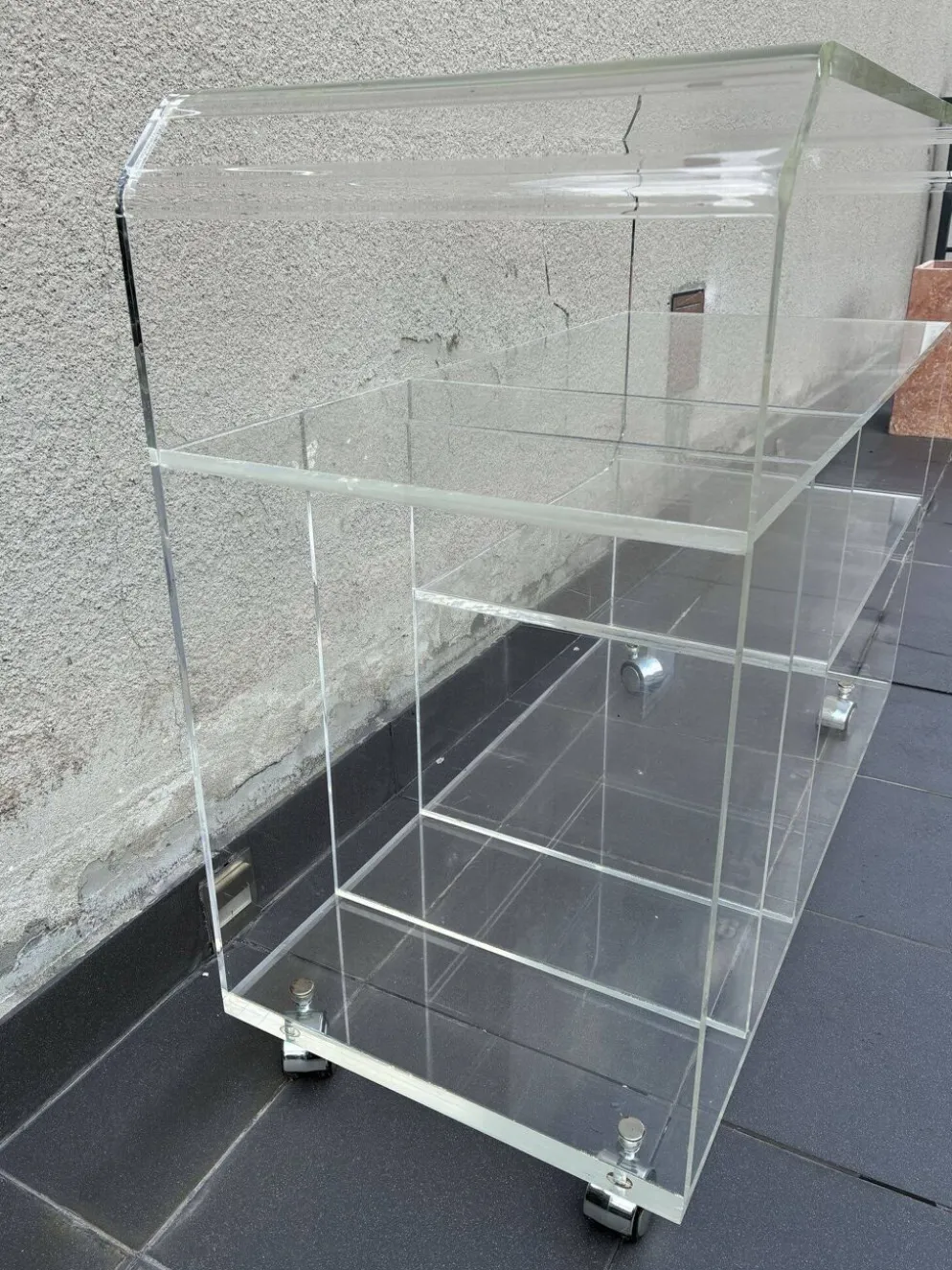 Chariot en lucite épais sur roulettes, années 1970