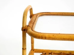Charmante petite table d'appoint ou table basse italienne des années 60 en bambou avec un plateau en verre glacé.