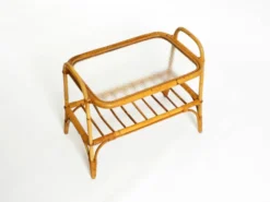 Charmante petite table d'appoint ou table basse italienne des années 60 en bambou avec un plateau en verre glacé.