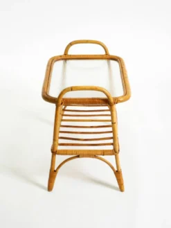 Charmante petite table d'appoint ou table basse italienne des années 60 en bambou avec un plateau en verre glacé.