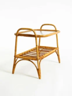 Charmante petite table d'appoint ou table basse italienne des années 60 en bambou avec un plateau en verre glacé.
