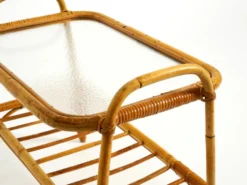 Charmante petite table d'appoint ou table basse italienne des années 60 en bambou avec un plateau en verre glacé.