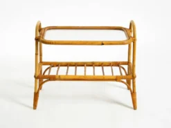 Charmante petite table d'appoint ou table basse italienne des années 60 en bambou avec un plateau en verre glacé.