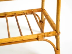 Charmante petite table d'appoint ou table basse italienne des années 60 en bambou avec un plateau en verre glacé.