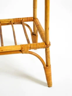 Charmante petite table d'appoint ou table basse italienne des années 60 en bambou avec un plateau en verre glacé.