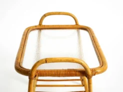 Charmante petite table d'appoint ou table basse italienne des années 60 en bambou avec un plateau en verre glacé.