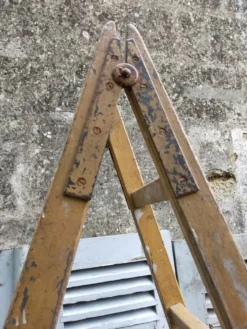 Échelle double de peintre dans sa patine d'origine