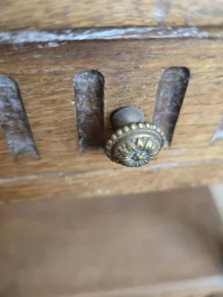 Chevet ancien style Louis XVI en chêne – plateau marbre