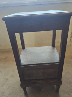 Chevet ancien style Louis XVI en chêne – plateau marbre