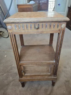 Chevet ancien style Louis XVI en chêne – plateau marbre