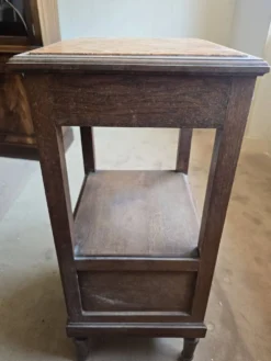 Chevet ancien style Louis XVI en chêne – plateau marbre