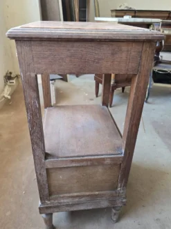 Chevet ancien style Louis XVI en chêne – plateau marbre