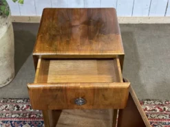 Chevet anglais Art déco des années 1950 en noyer