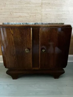 chevet Art Déco en chêne avec dessus en marbre