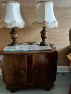 chevet Art Déco en chêne avec dessus en marbre