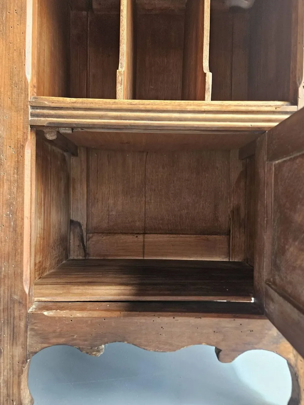 Chevet en bois avec rangement livres