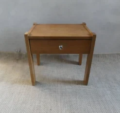 Chevet en bois clair des années 60