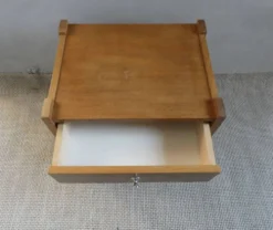 Chevet en bois clair des années 60