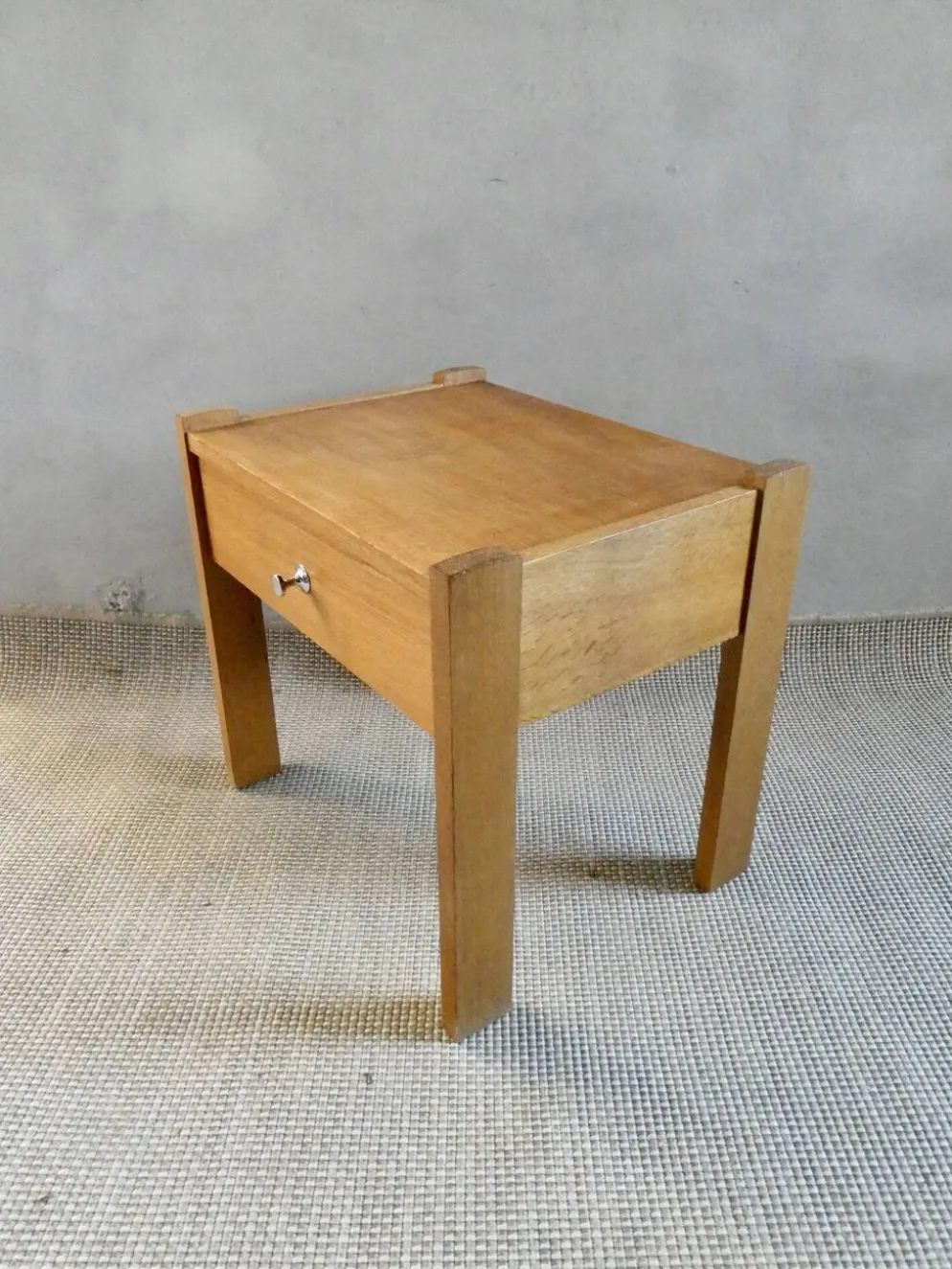 Chevet en bois clair des années 60