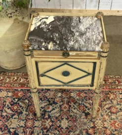Chevet en hêtre peint et dessus marbre de style Louis XVI fin XIXème