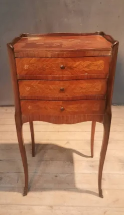 Chevet en marquetterie fleurie de style Louis XV