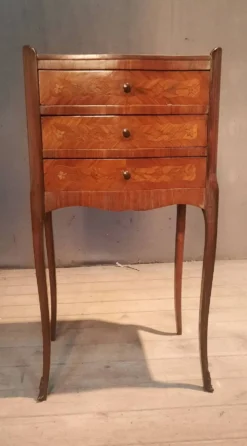 Chevet en marquetterie fleurie de style Louis XV