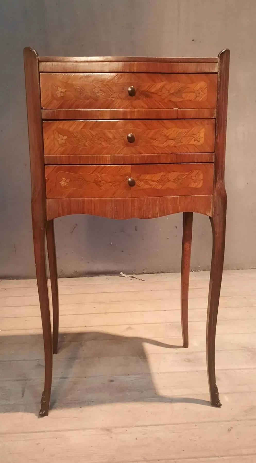 Chevet en marquetterie fleurie de style Louis XV