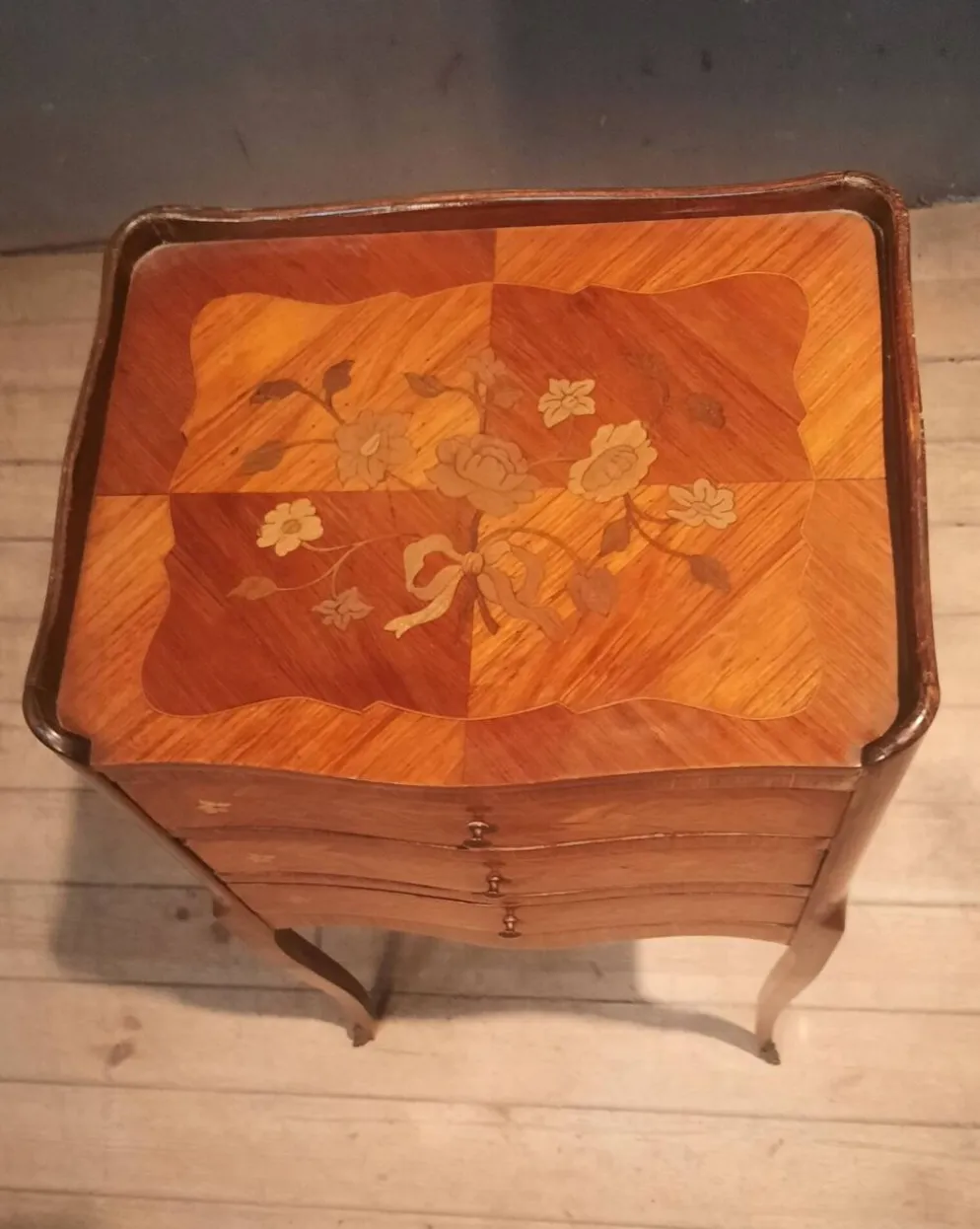 Chevet en marquetterie fleurie de style Louis XV