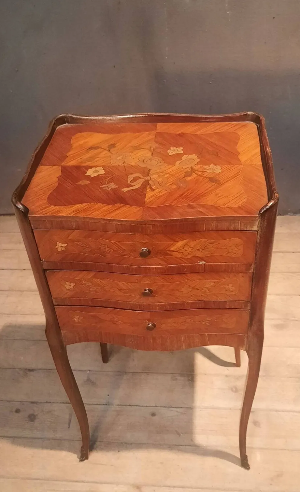 Chevet en marquetterie fleurie de style Louis XV