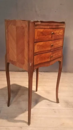 Chevet en marquetterie fleurie de style Louis XV