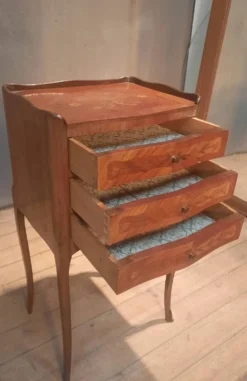 Chevet en marquetterie fleurie de style Louis XV