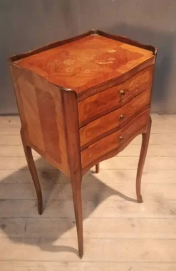 Chevet en marquetterie fleurie de style Louis XV