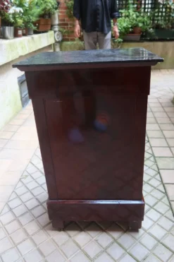 Chevet en placage d'acajou et marbre
