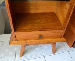 Chevet pied compas chêne et verre opalin