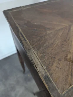 Chevet à un tiroir en marqueterie de style Louis XV pieds cambrés