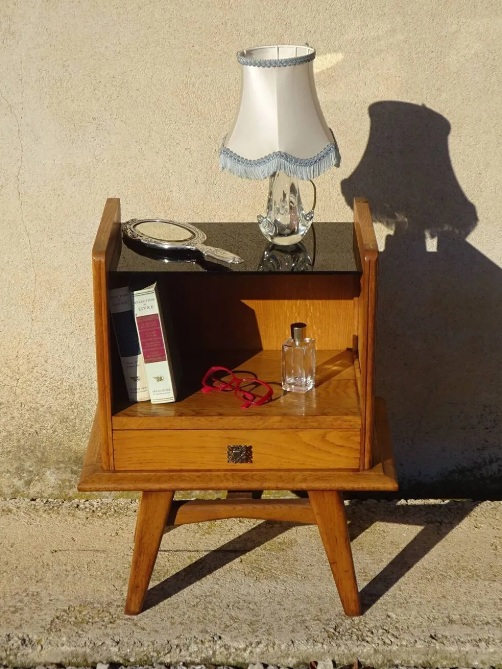 Chevet vintage en chêne aux pieds compas