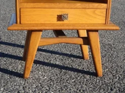 Chevet vintage en chêne aux pieds compas