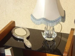 Chevet vintage en chêne aux pieds compas