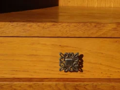 Chevet vintage en chêne aux pieds compas