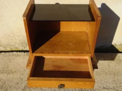 Chevet vintage en chêne aux pieds compas