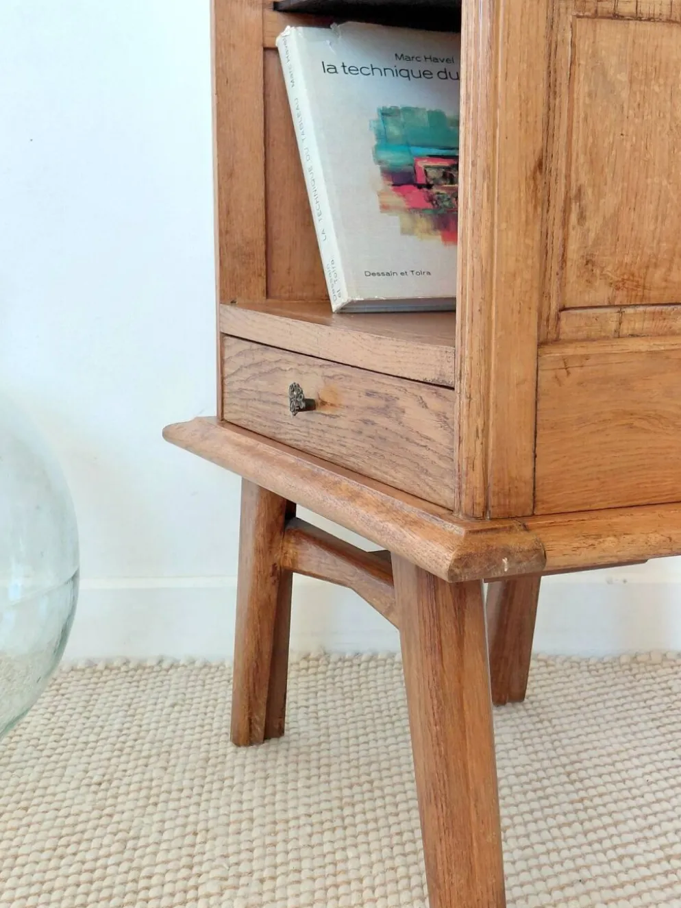 Chevet vintage en chêne à pieds compas plateau en verre noir-50s 60s