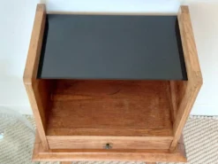 Chevet vintage en chêne à pieds compas plateau en verre noir-50s 60s