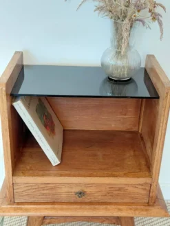 Chevet vintage en chêne à pieds compas plateau en verre noir-50s 60s