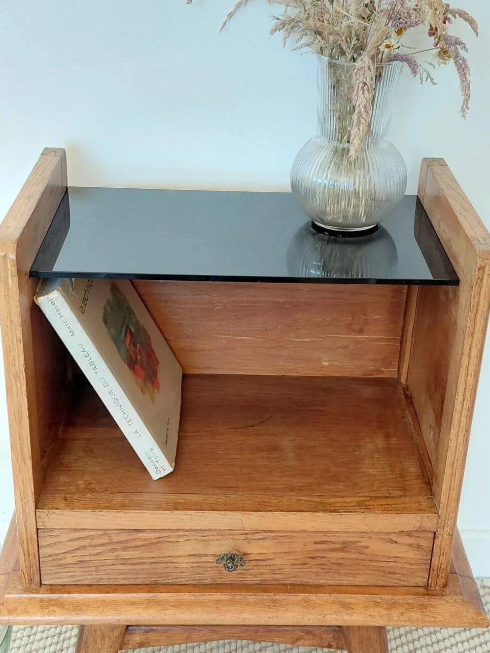 Chevet vintage en chêne à pieds compas plateau en verre noir-50s 60s