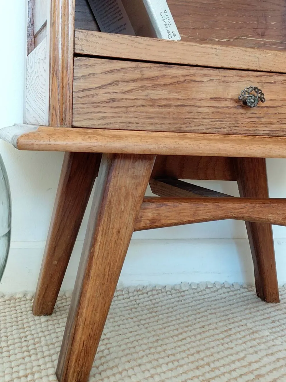 Chevet vintage en chêne à pieds compas plateau en verre noir-50s 60s